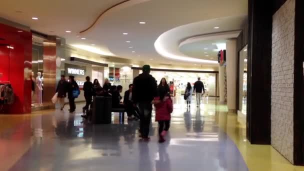 Ludzie zakupy wewnątrz centrum handlowego Burnaby — Wideo stockowe