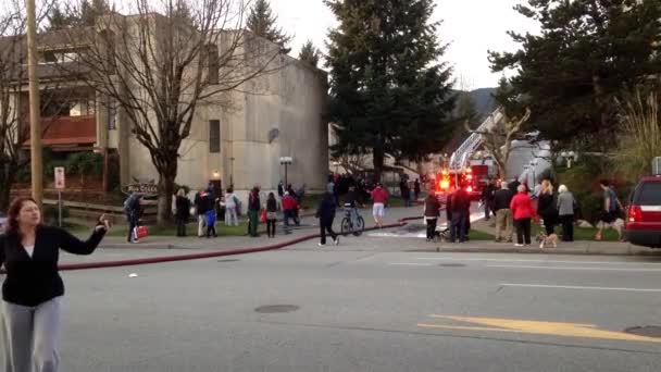 Tripulación de bomberos luchando contra incendio complejo de apartamentos en Glen drive en Coquitlam . — Vídeo de stock