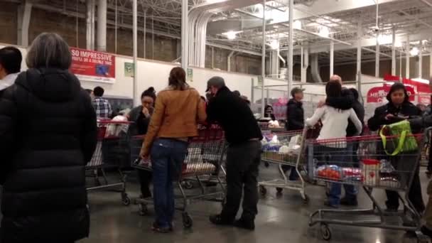 Jedna strana Podívejte se na počítadlo uvnitř Costco obchod — Stock video