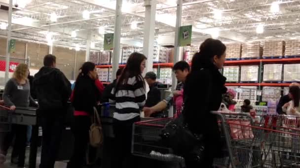 Egyik oldalon a check out számláló belül Costco áruház — Stock videók