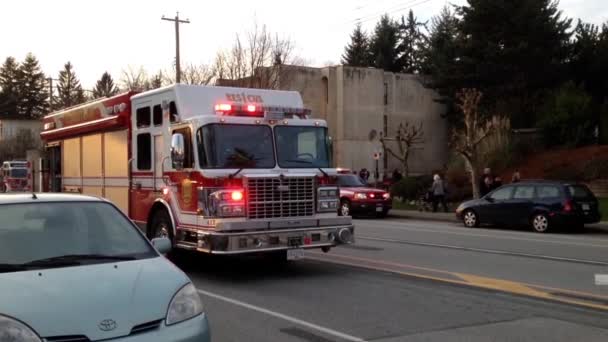 Camión de bomberos detenido en carretera en Coquitlam BC Canadá . — Vídeos de Stock