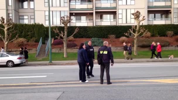 People asking policeman about  apartment complex fire — Stock Video