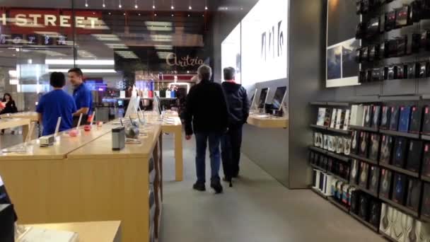 Movimiento de las personas que navegan por el nuevo iphone dentro de la tienda Apple — Vídeos de Stock