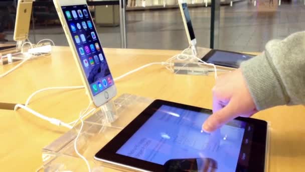 Motion de la femme naviguant dans les nouvelles informations iphone à l'intérieur Apple Store — Video