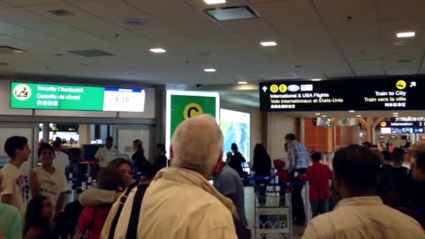 Personas abrazándose con su familia en frente de la puerta de embarque dentro del aeropuerto YVR — Vídeo de stock