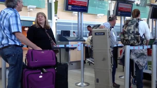 Één kant van Air Canada check-in teller binnen Yvr luchthaven. — Stockvideo