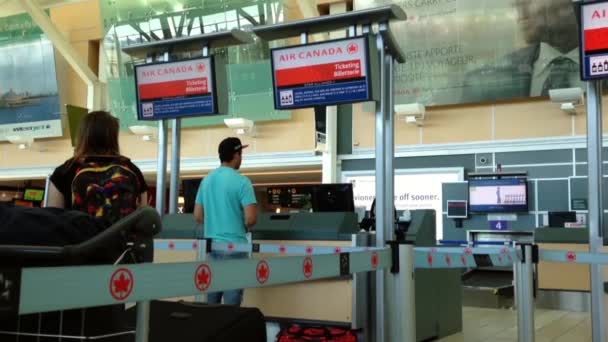 Un lato di Air Canada check-in contatore all'interno dell'aeroporto YVR . — Video Stock