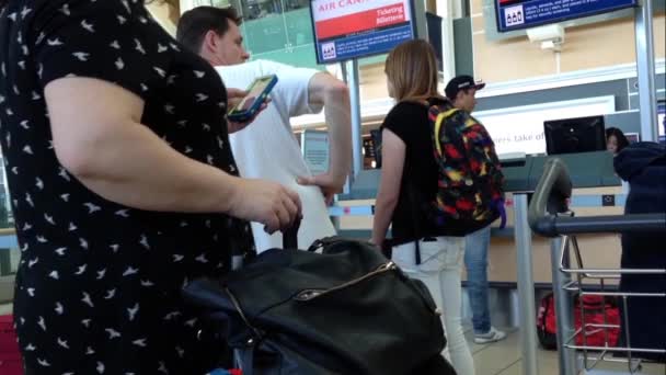 Één kant van Air Canada check-in teller binnen Yvr luchthaven. — Stockvideo