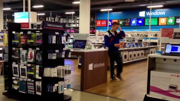 Gente navegando nueva computadora dentro de la tienda futura — Vídeos de Stock