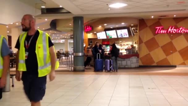 Lidé kupovat kávu loni uvnitř Yvr airport — Stock video