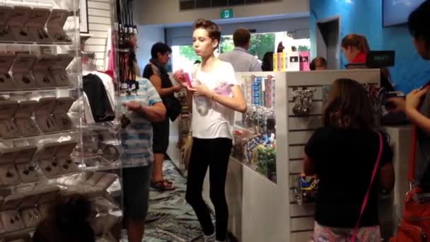 People buying gift accessory inside Vancouver aquarium gift shop. — Stock Video