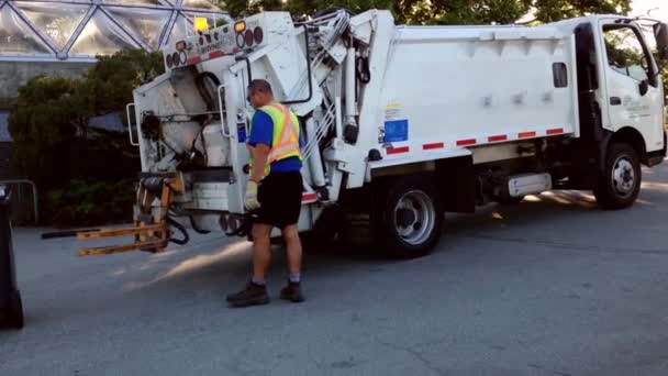 Tong sampah truk drive mengumpulkan sampah di Queens Park — Stok Video