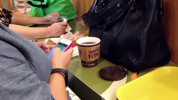 Kvinna att skriva meddelande på iphone och Tim hortons kaffedrickande. — Stockvideo
