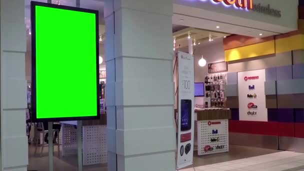 Cartelera verde para su anuncio en la tienda de teléfonos celulares — Vídeo de stock