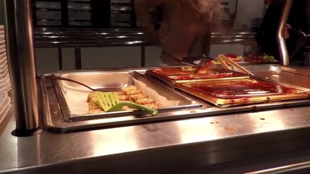 Clientes que escolhem comida para sua refeição na área da praça de alimentação — Vídeo de Stock