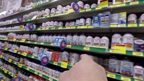 Hand wijzen seriële over het plukken van de gezondheid van voedsel in Londen drugs winkel. — Stockvideo