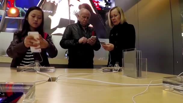 Ludzie grający nowy iphone wewnątrz Apple store w Coquitlam Bc Kanada. — Wideo stockowe