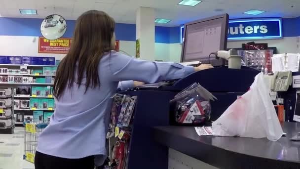 Pracownik kontroli zapasów dla klienta wewnątrz narkotyki w Londynie sklep. — Wideo stockowe