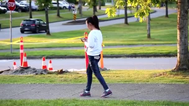 Mulher lendo mensagem de telefone celular no parque — Vídeo de Stock