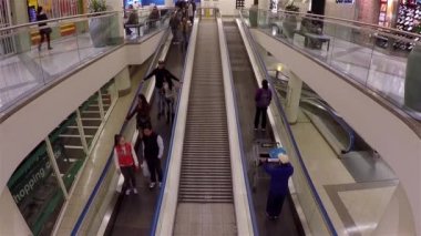 İnsanlar alarak yürüyen mağazasında alışveriş merkezi ile geniş açı çekim içinde