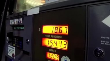 Artan benzin fiyatları gece istasyon pompa ekranda