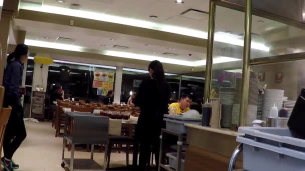 Çin lokantasında yemek yeme insanlar — Stok video