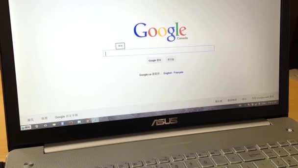 Zadání hledaného slova na Google. Google je nejoblíbenější vyhledávač na světě. — Stock video