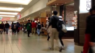 Müşteri, t & t süpermarket metropolis alışveriş merkezi içinde gıdalar satın