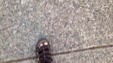 Sandalet kaldırımda yürüyen