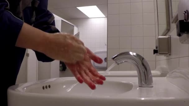 Händewaschen in einer öffentlichen Toilette — Stockvideo