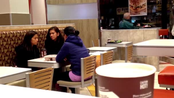 Un lado de la gente comiendo comida en el restaurante de comida rápida de McDonald 's — Vídeos de Stock