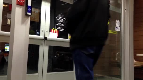 A entrada da porta do restaurante de fast food mcdonalds — Vídeo de Stock