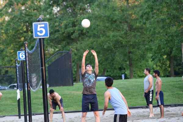 Group of teenagers playing beach volleyball game — Stock Photo, Image