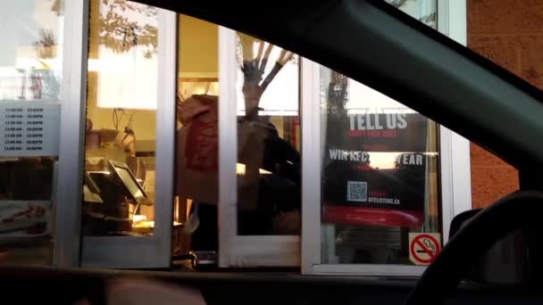 Auto in KFC guidare attraverso per il ritiro di un ordine — Video Stock