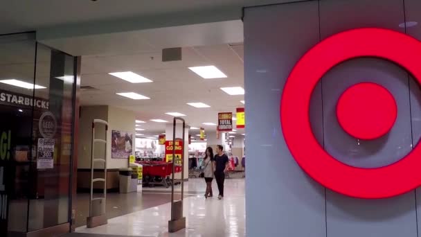 Gente comprando dentro de la tienda Target para cerrar la venta . — Vídeos de Stock
