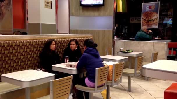 Un lado de la gente comiendo comida en el restaurante de comida rápida de McDonald 's — Vídeos de Stock