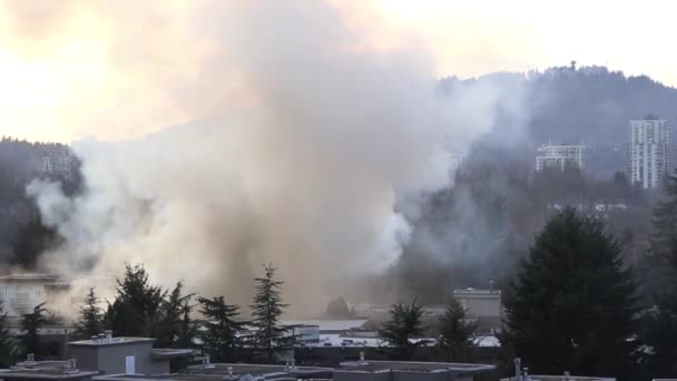 Nehéz füst érkező apartman komplexum tűz a Glen drive Coquitlam. — Stock videók