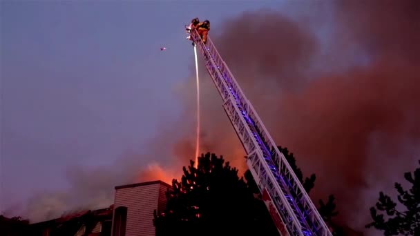 Tripulación de bomberos luchando contra incendio complejo de apartamentos — Vídeos de Stock