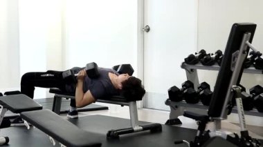 Adam salonunda bankta yalan halter kaldırma