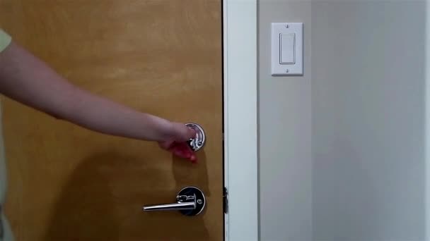 Mujer abriendo puerta y saliendo del apartamento — Vídeo de stock
