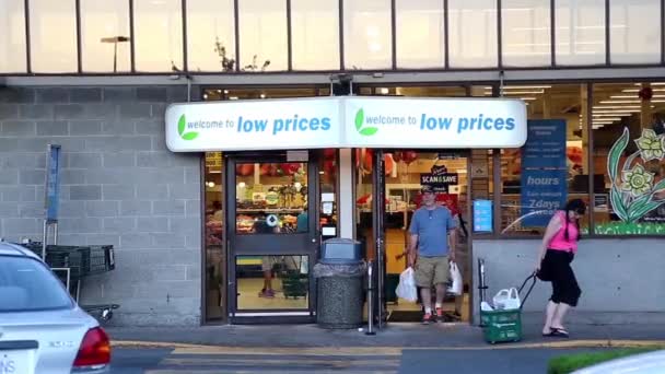 A bejárat a Pricesmart élelmiszerek áruház Coquitlam Bc Kanada. — Stock videók