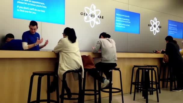 Movimiento de las personas que navegan por el nuevo iphone dentro de la tienda Apple — Vídeos de Stock