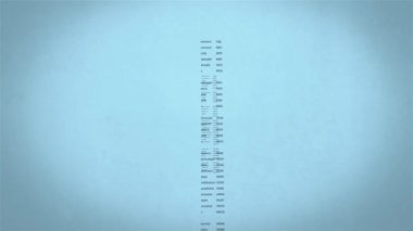 Kadın bir animasyon bilgisayar kodu ortaya çıkarmak için bir ekran dokunur