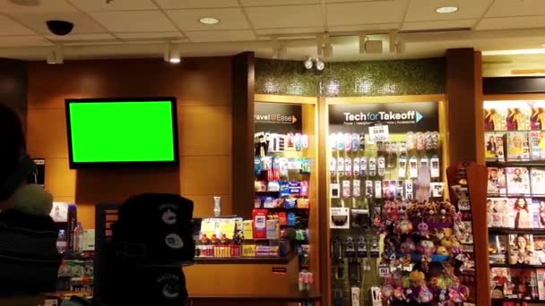 Grön skylt för din annons inne presentbutik — Stockvideo