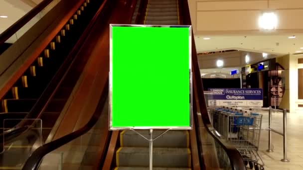 Anuncio publicitario verde para su anuncio dentro del centro comercial Coquitlam Center en Coquitlam BC Canada . — Vídeo de stock