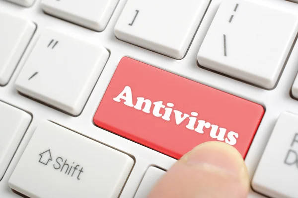 Pulsando la tecla antivirus en el teclado — Foto de Stock