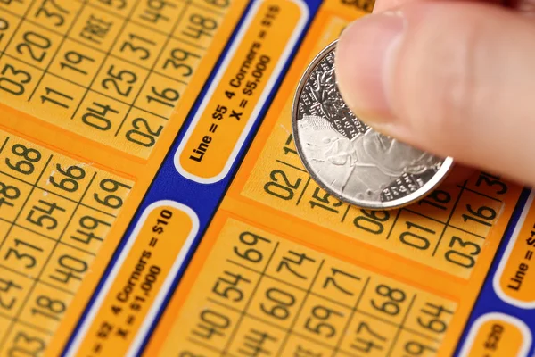 Close-up van vrouw krassen loterij tickets.called bingo — Stockfoto