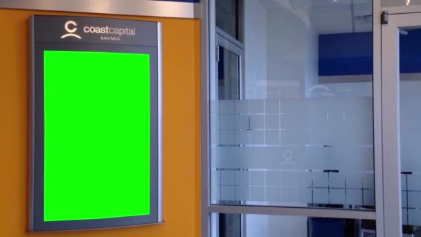 Groene reclamebord voor uw advertentie op de muur in coastcapital besparingen. — Stockvideo