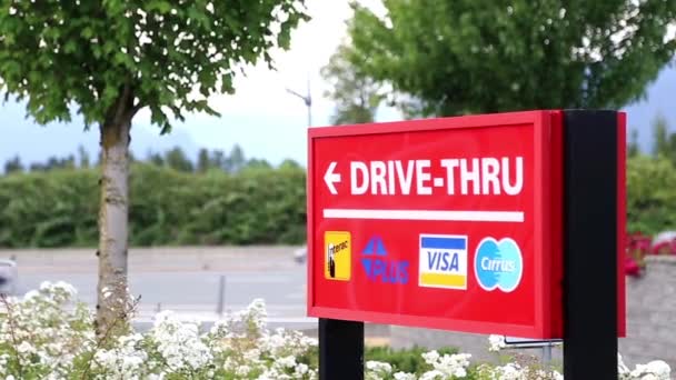 Sinal drive-thru vermelho com fundo de fluxo de tráfego — Vídeo de Stock