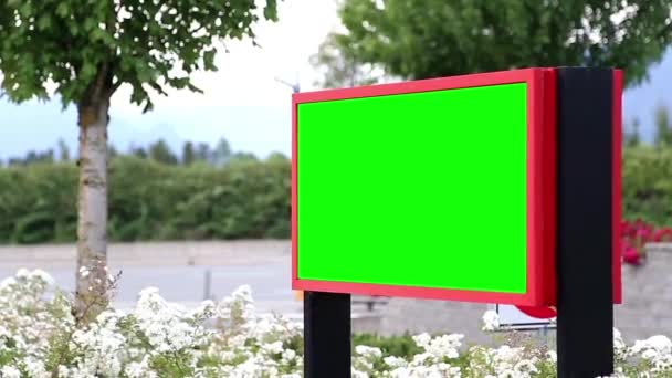 Grüne Plakatwand für Ihre Anzeige mit Hintergrund zum Verkehrsfluss — Stockvideo